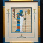 Papyrus représentant le dieu égyptien Ptah, encadré d'un lavis moderne à la gouache et d'une baguette dorée travaillée avec de la peinture bleue pour boucher les coins