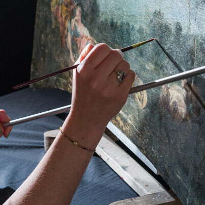 gros plan d'une mains retouchant un tableau